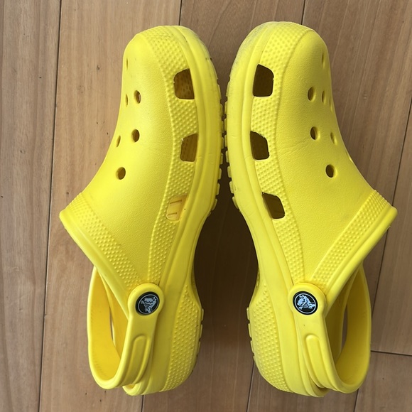 CROCS Classic Clog UNISEX in Lemon 🍋 - Picture 4 of 9